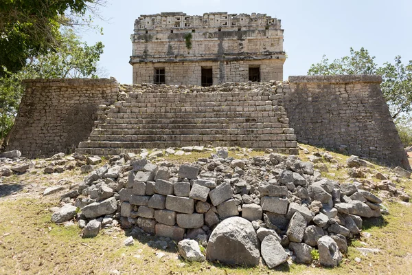 Ruine maya avec des blocs tombés en frnt — Photo
