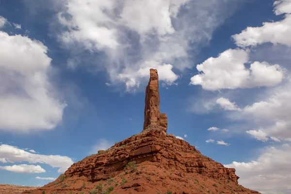 Aguja de roca con nubes — Foto de Stock