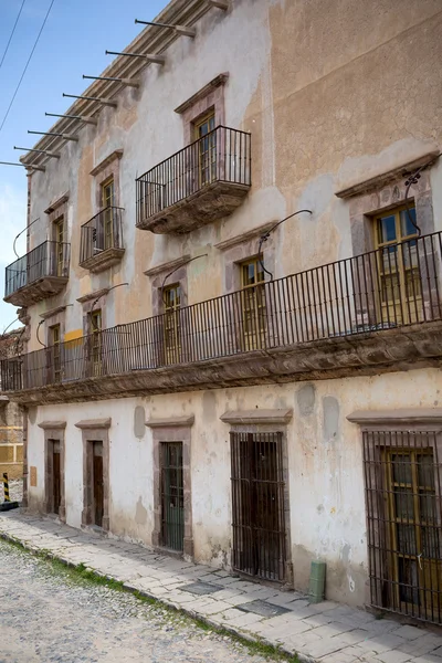 Antigua casa española con balcón — Foto de Stock