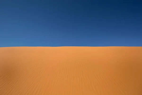 Areia vermelha e céu azul — Fotografia de Stock