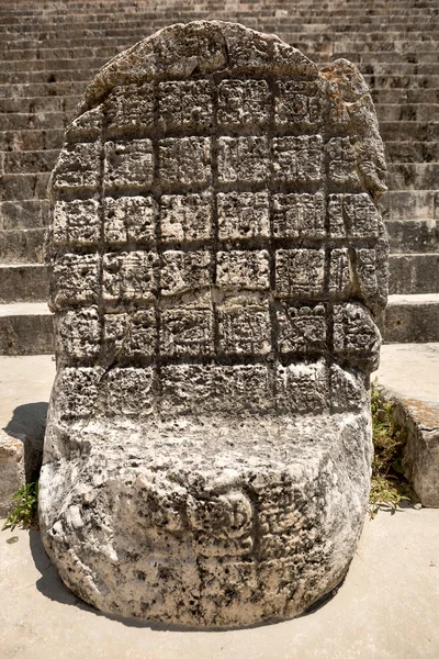 Pedra esculpida trono maia — Fotografia de Stock