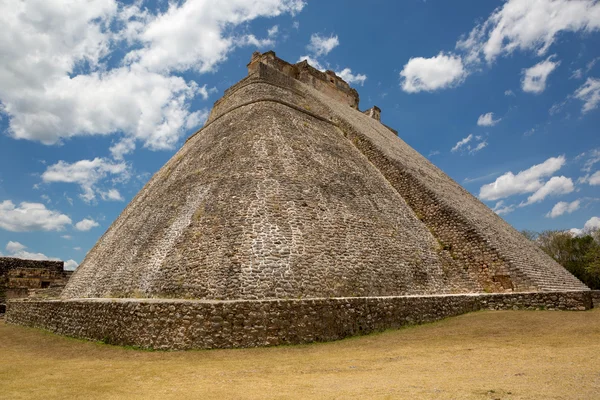 ウシュマルのマヤのピラミッド — ストック写真