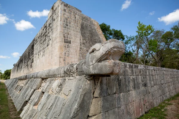 Escultura de cabeza de serpiente maya en cancha de pelota — Foto de Stock