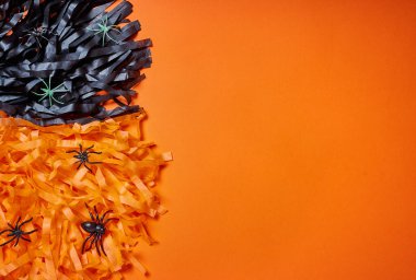 Ürkütücü örümceklerle dolu mutlu Cadılar Bayramı afişleri. Mesaj için yer. Web reklamları için tasarım tanıtım satışları, sosyal medya düşüş teklifi, şaka mı şeker mi, tanıtım satışı, web sitesi afişi, sosyal medya         