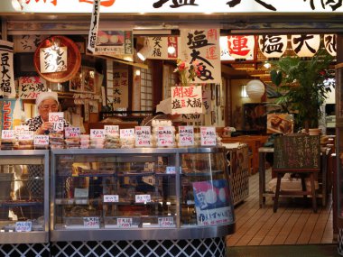 Tokyo, Japonya - 18.11.19: Geleneksel bir Japon restoranının dışında gitmek için yiyecek satmak.
