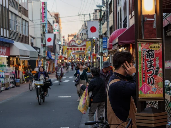 Tokio Japan Rentner Radeln Auf Einer Viel Befahrenen Straße Tokio — Stockfoto