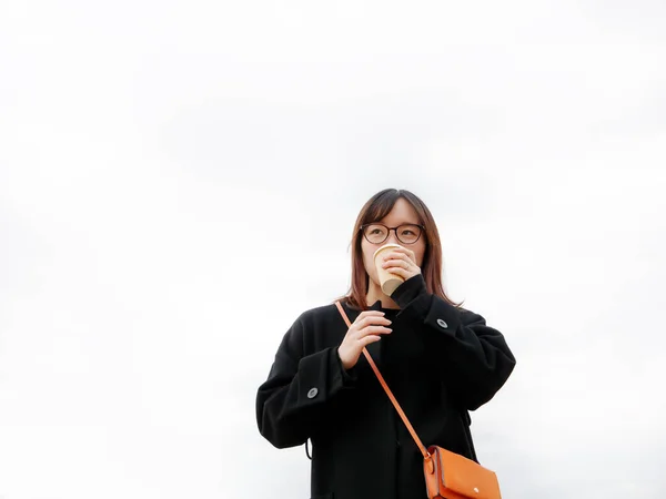 Mooi Japans Vrouw Drinken Een Heet Koffie Buiten — Stockfoto