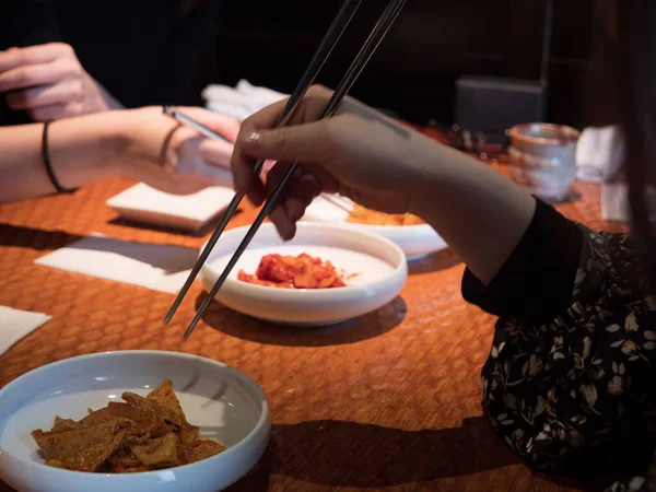 Manos Recogiendo Platos Lado Restaurante Coreano —  Fotos de Stock