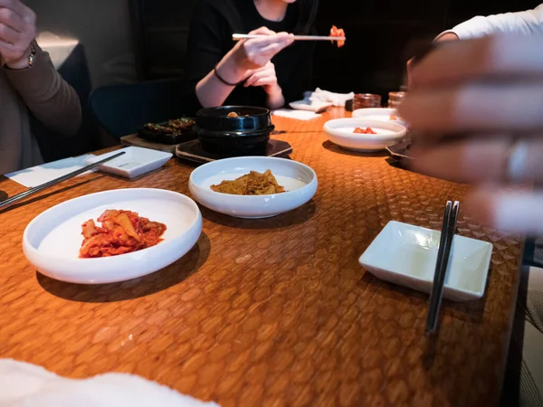 Ruka Vybírání Vedlejší Jídla Korejské Restauraci — Stock fotografie