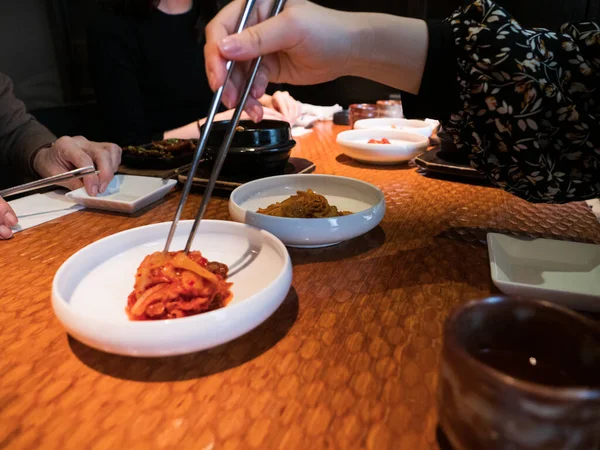 Χέρια Μαζεύοντας Πλευρικά Πιάτα Ένα Κορεάτικο Εστιατόριο Royalty Free Εικόνες Αρχείου