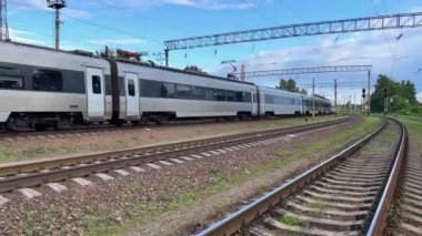 HRCS2 Hyundai Rotem, Ukrayna 'nın başkenti Kyiv' deki Sviatoshyn tren istasyonuna varır.