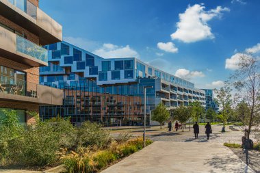 Şehir merkezindeki 8 numaralı modern binanın ön cephesine sokaktan bak. Kopenhag, Danimarka