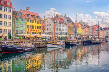 Nyhavn rıhtımındaki eski renkli evlerde pek çok popüler restoran, kafe ve bar var. Kopenhag, Danimarka.