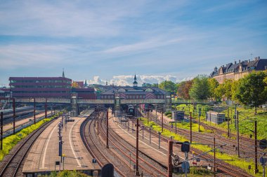 Danimarka 'nın Kopenhag kentindeki Osterport ana tren istasyonunda demiryolu ve yaya köprüsü.
