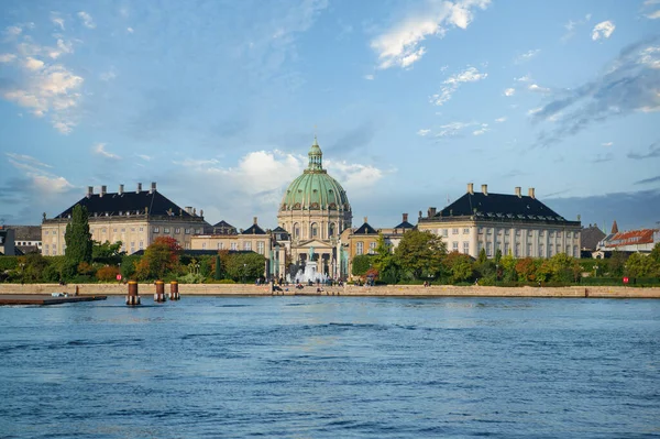 Pohled Kostel Mramoru Frederiks Amalienborgském Paláci Břehu Kanálu Kodaň Dánsko — Stock fotografie