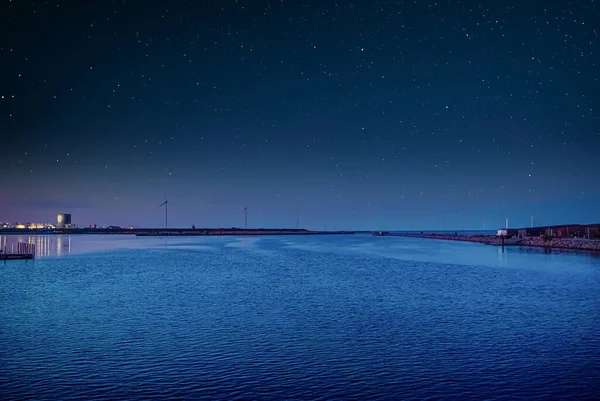 丹麦哥本哈根附近 风力涡轮机矗立在夜空下的海面上 星辰点缀着 — 图库照片
