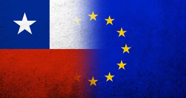 悬挂智利共和国国旗的欧洲联盟旗帜 Grunge Background — 图库照片