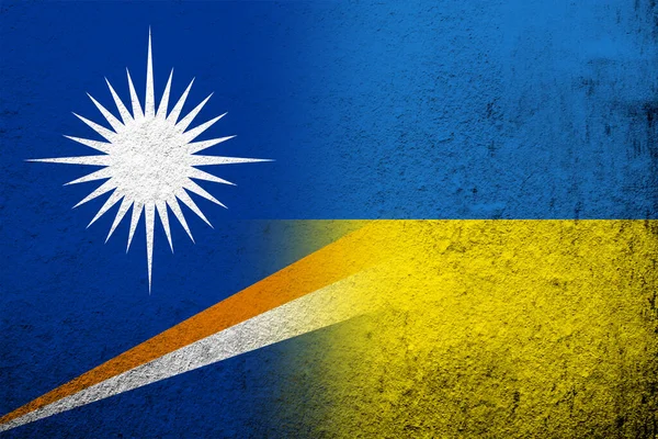 Die Nationalflagge Der Republik Marshallinseln Mit Der Nationalflagge Der Ukraine — Stockfoto