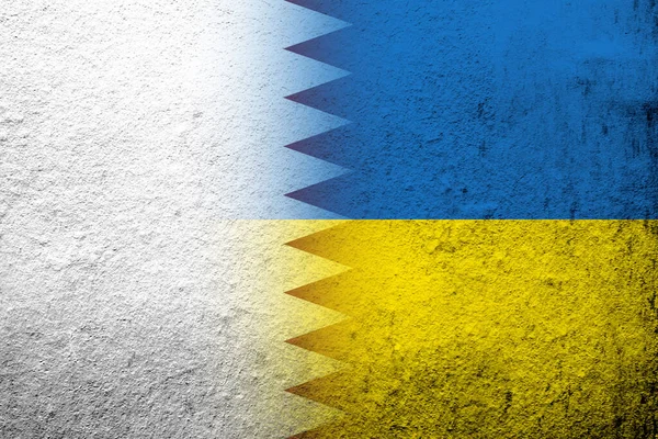 Die Nationalflagge Des Staates Katar Mit Der Nationalflagge Der Ukraine — Stockfoto