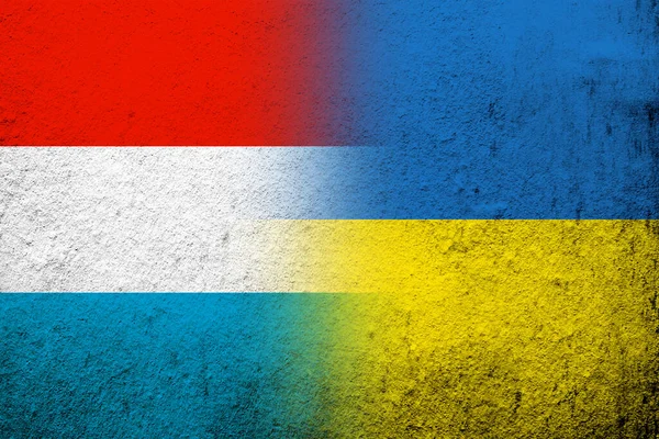 Luxemburger Nationalflagge Mit Nationalflagge Der Ukraine Grunge Hintergrund — Stockfoto