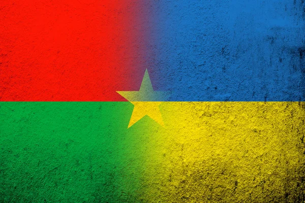 Ulusal Ukrayna Bayrağıyla Burkina Faso Bayrağı Grunge Arkaplanı — Stok fotoğraf