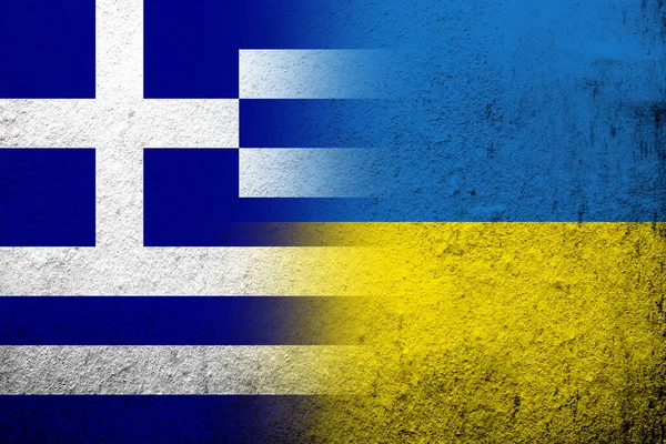 Ulusal Ukrayna bayrağı taşıyan Yunanistan bayrağı. Grunge arkaplanı