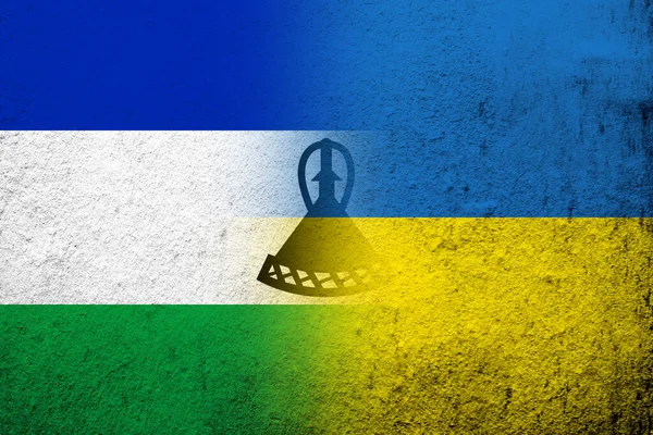 Das Königreich Lesotho Nationalflagge Mit Nationalflagge Der Ukraine Grunge Hintergrund — Stockfoto