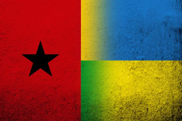 Государственный Флаг Республики Гвинея Бисау Государственным Флагом Украины Гранж Фон — стоковое фото