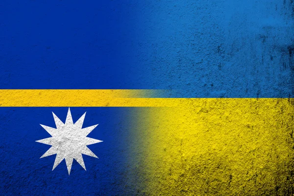 Republiken Nauru National Flagga Med Nationell Flagga Ukraina Grunge Bakgrund — Stockfoto