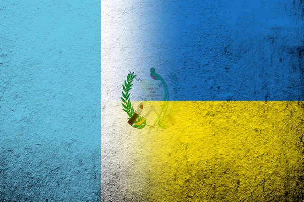グアテマラ共和国はウクライナ国旗を掲げている 背景のかすみ ストック画像