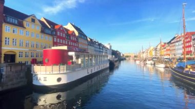 Nyhavn Kanalı 'nda küçük renkli evler ve gemiler. Kopenhag, Danimarka