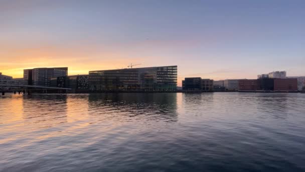 Splendido Tramonto Sull Acqua Del Porto Edifici Residenziali Sul Lungomare — Video Stock