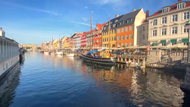 Nyhavn Kanal Med Båtar Fartyg Och Många Små Färgglada Hus — Stockvideo
