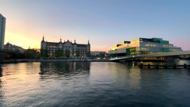 欧洲公园P Plads 丹麦建筑中心 位于哥本哈根港口河边的皇家图书馆 丹麦哥本哈根 — 图库视频影像