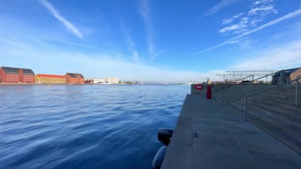 运河水景 市中心 弗雷德里克大理石教堂和丹麦皇家剧场 丹麦哥本哈根 — 图库视频影像