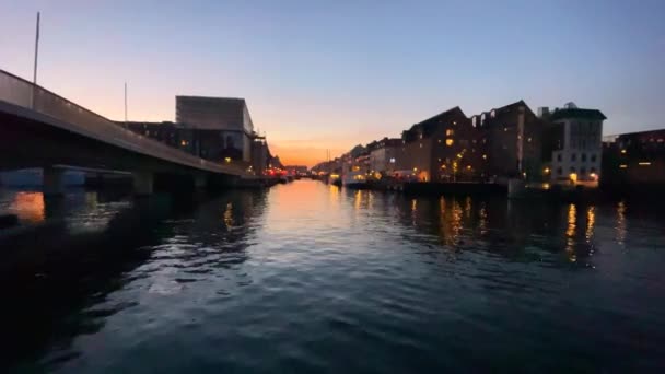 Vista Água Canal Para Porto Noturno Nyhavn Copenhaga Dinamarca — Vídeo de Stock