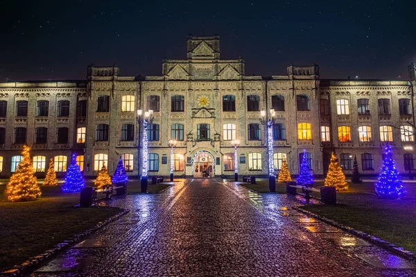Geceleyin Igor Sikorsky Kyiv Politeknik Enstitüsü KPI 'nin ana binasına giriş