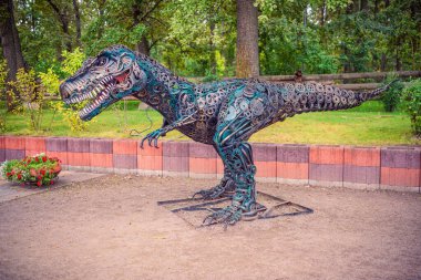 Tyrannosaurus rex T-rex heykeli, Bucha Central Park 'taki metal dişlilerden ve parçalardan yapılmıştır. Ukrayna