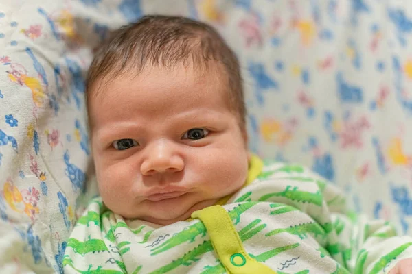 Portret Van Baby Liggend Zijn Bed — Stockfoto