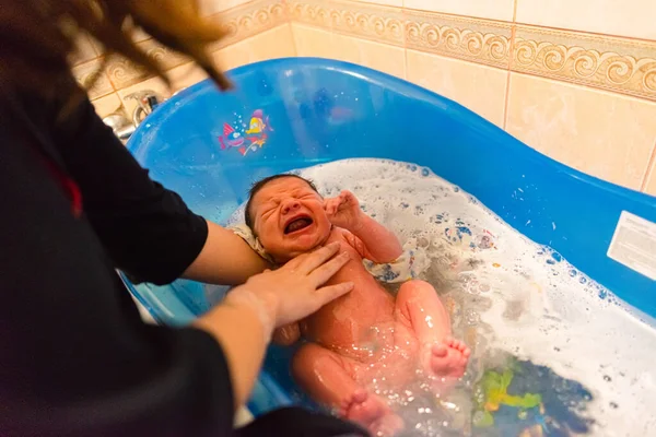 Mother Bathes Her Newborn Baby First Time Baby Bath Stockfoto