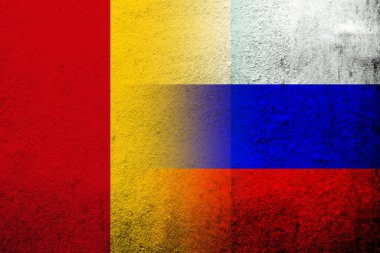 Ulusal Gine Cumhuriyeti bayrağıyla Rusya Federasyonu bayrağı. Grunge arkaplanı