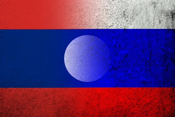 Demokratik Cumhuriyet Laos Ulusal Bayrağı taşıyan Rusya Federasyonu Ulusal Bayrağı. Grunge arkaplanı
