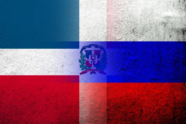 俄罗斯联邦国旗和多米尼加共和国国旗 Grunge Background — 图库照片