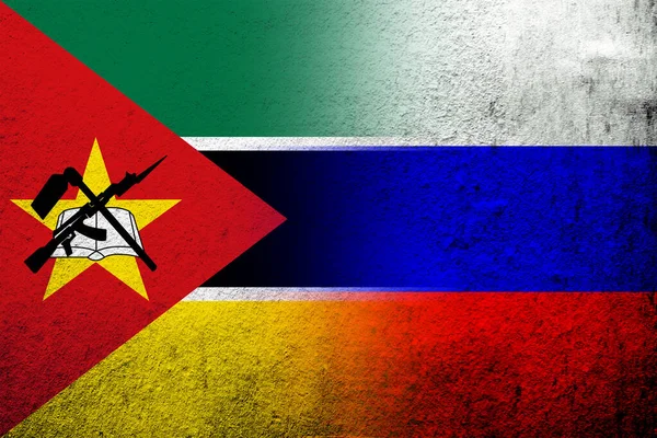 Bandeira Nacional Federação Russa Com Bandeira Nacional República Moçambique Fundo — Fotografia de Stock