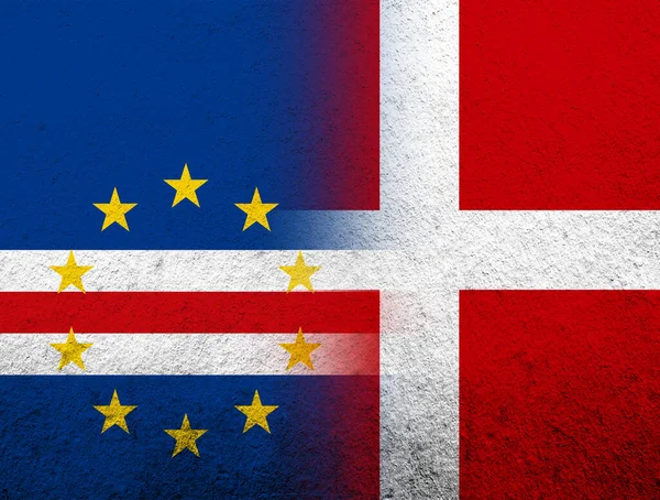 Danimarka Krallığı Ulusal Bayrağı ve Cape Verde bayrağı. Grunge Arkaplanı