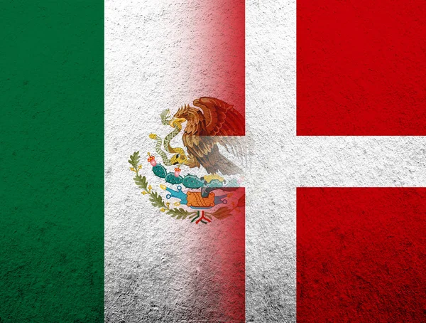 Reino Dinamarca Bandera Nacional Con Bandera Nacional México Grunge Antecedentes — Foto de Stock