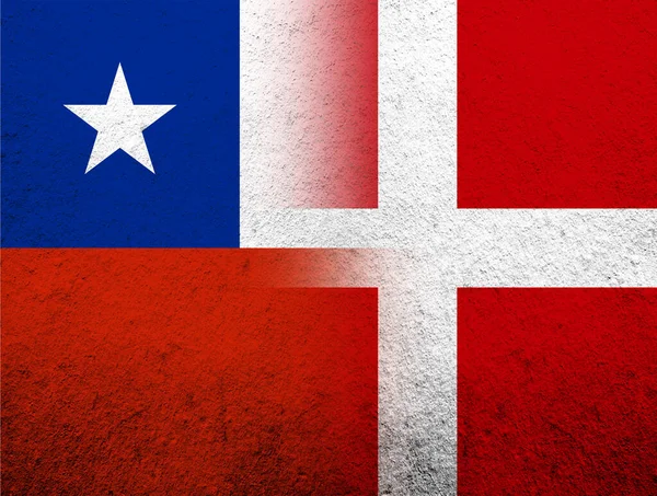 丹麦王国国旗和智利共和国国旗 Grunge Background — 图库照片