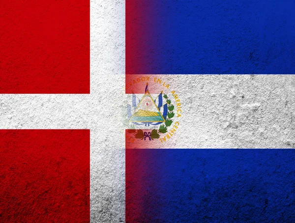 丹麦王国国旗和萨尔瓦多共和国国旗 Grunge Background — 图库照片