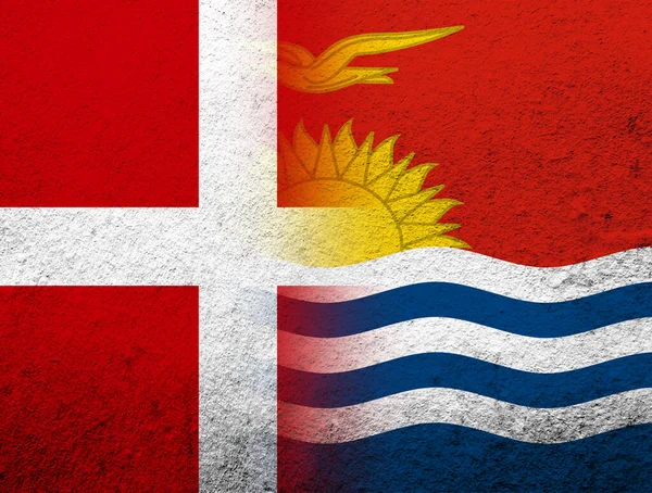 Danimarka Krallığı Ulusal Bayrağı ile Kiribati Cumhuriyeti Ulusal Bayrağı. Grunge Arkaplanı