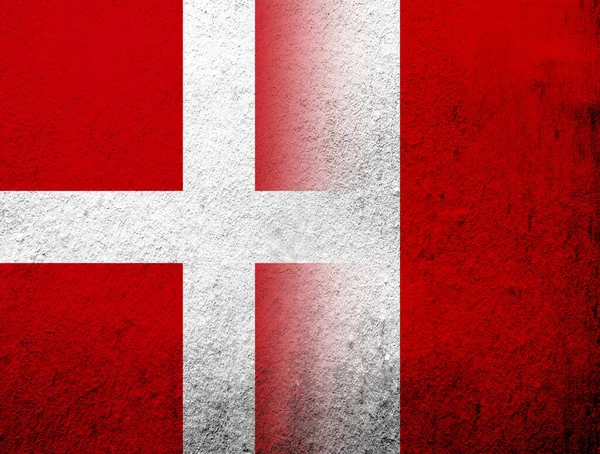 Danimarka Krallığı Ulusal Bayrağı ve Peru Cumhuriyeti Ulusal Bayrağı. Grunge Arkaplanı